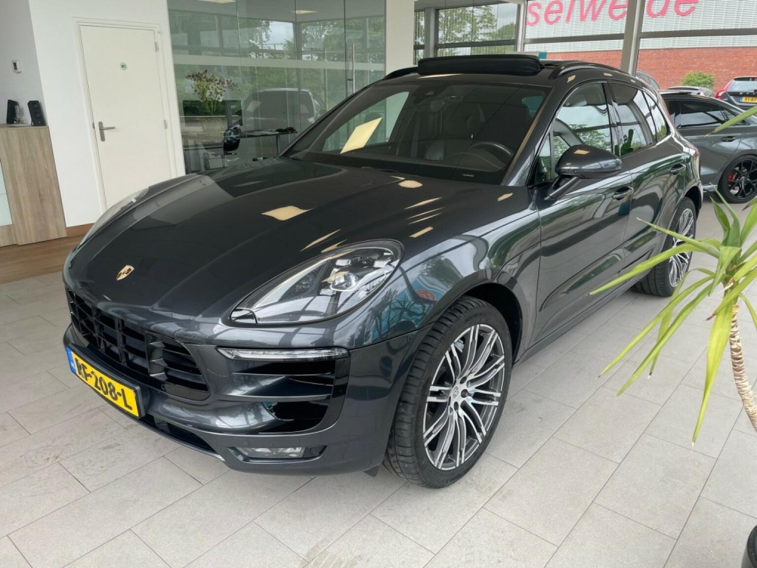 Porsche-Macan-0